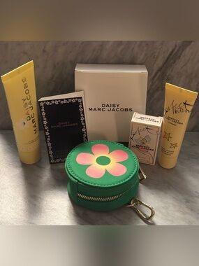 Marc Jacobs Perfect & Daisy Wild Set with Coin Purse, Lotion, Hand Crean - NIB